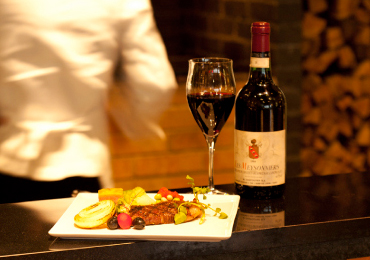 チャコールグリル（炭火）で焼きあげる、糸島野菜や糸島華豚